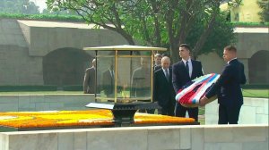 Владимир Путин возложил венок к мемориалу Махатмы Ганди: видео.