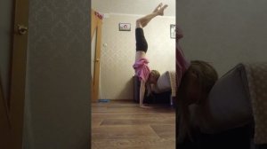 учимся садиться на шпагат в воздухе