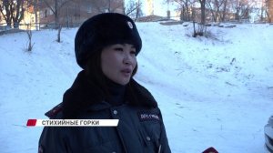 B Улaн-Удэ дети продолжают кататься на стихийных горках