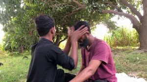 Массаж головы и спины индийского парикмахера.   Безумное покалывание