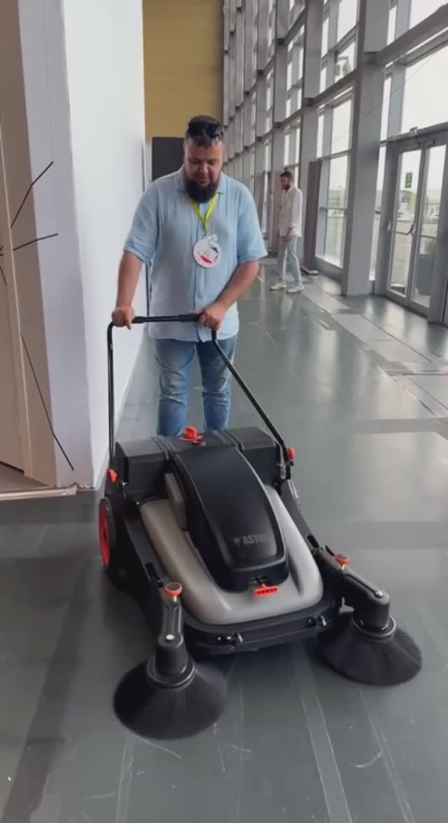 Демонстрация работы подметальное машины ASTOR Z2 Breeze с форсунками распыления