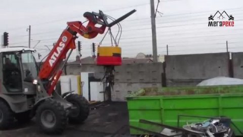 Фронтальный погрузчик с магнитом на металлоломной площадке