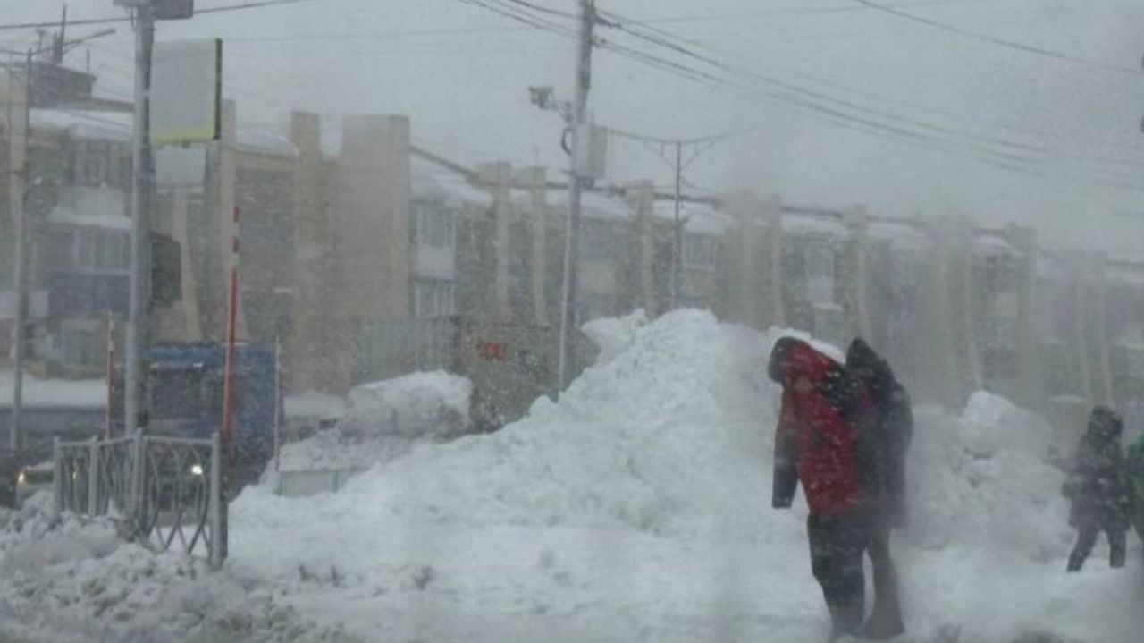 Циклон с ураганным ветром и метелями бушует на Камчатке