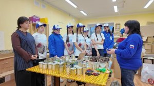 Пыть-яхцы изготавливают для бойцов СВО окопные свечи с сосновыми шишками