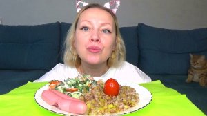 Мукбанг гречка с кабачками, сосиски, овощной салат и соленья. Еда на камеру.