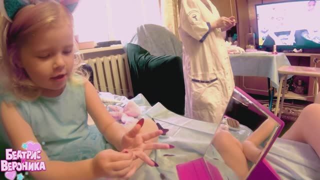 Девчонки играют в салон красоты