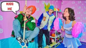 КТО ПОМОЖЕТ СПАСТИ ФУТБОЛИСТА? ПОЦЕЛУЙ ОТ ЧЕРЛИДЕРШИ!