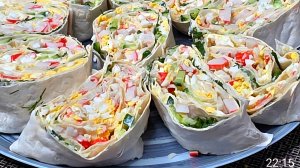 Закусочный рулет с крабовыми палочками.