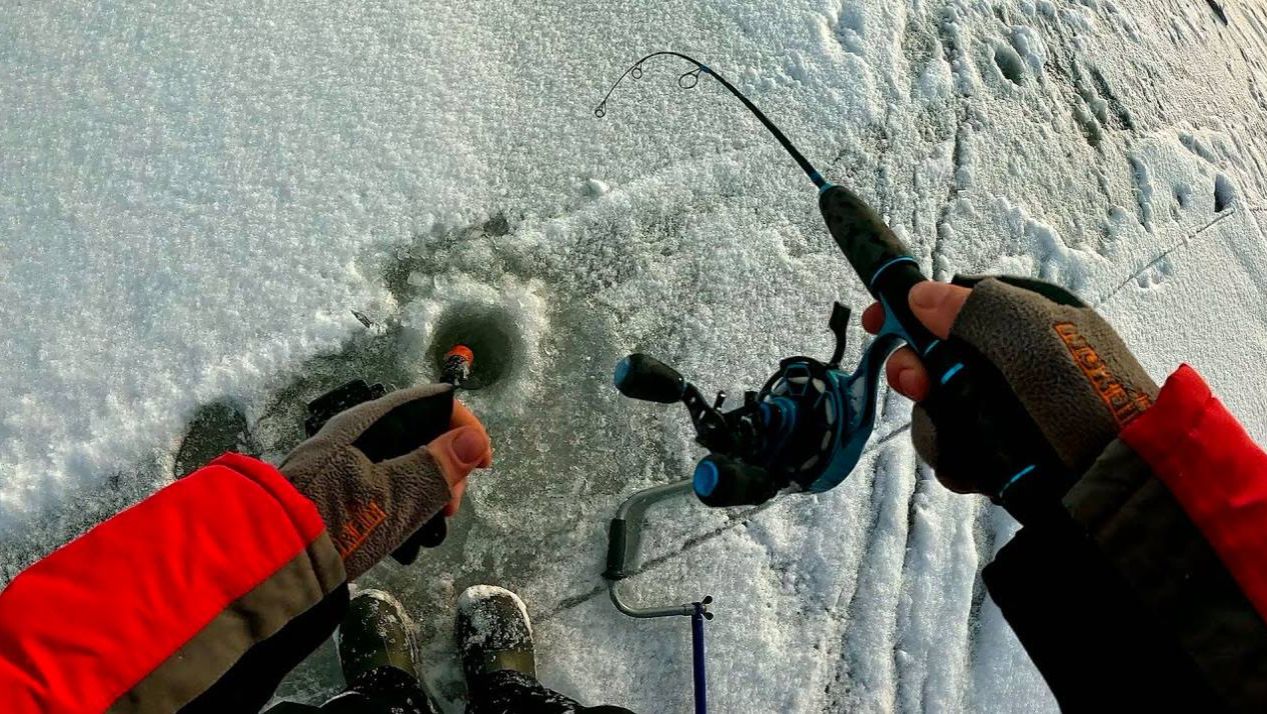 ТОЛЬКО ПРОБУРИЛ ЛУНКУ и НАЧАЛОСЬ! ВСЁ, ТРЫНДЕЦ ВПАЛИСЯ, ТОЛПА ОБУРИЛА! Зимняя рыбалка на ОВХ!