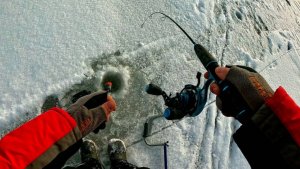 ТОЛЬКО ПРОБУРИЛ ЛУНКУ и НАЧАЛОСЬ! ВСЁ, ТРЫНДЕЦ ВПАЛИСЯ, ТОЛПА ОБУРИЛА! Зимняя рыбалка на ОВХ!