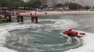 Санта пересел с оленьей упряжки на гидроцикл в Рио-де-Жанейро