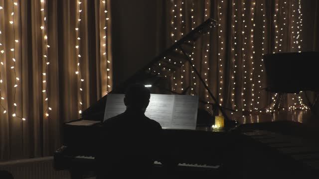 Музыка в темноте смотреть онлайн