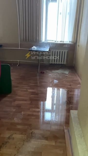 В соц. сетях сообщают, что в ульяновском колледже экономики и информатики произошло затопление помещ