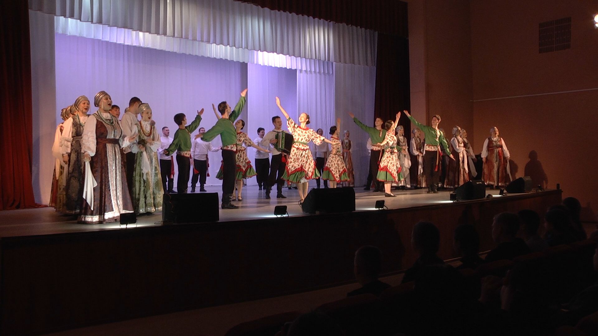 «Зауральские россыпи» блеснули на сцене областного колледжа культуры смотреть онлайн