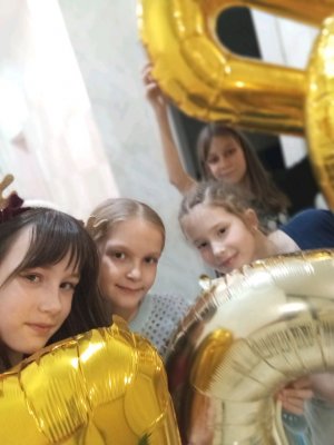 Кейси и Аой  делают макияж прекрасном цвете