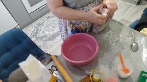 Пельмени,пирог с клубникой на рассыпчатом тесте.Съездила в гости.Вечером суп с капустой.