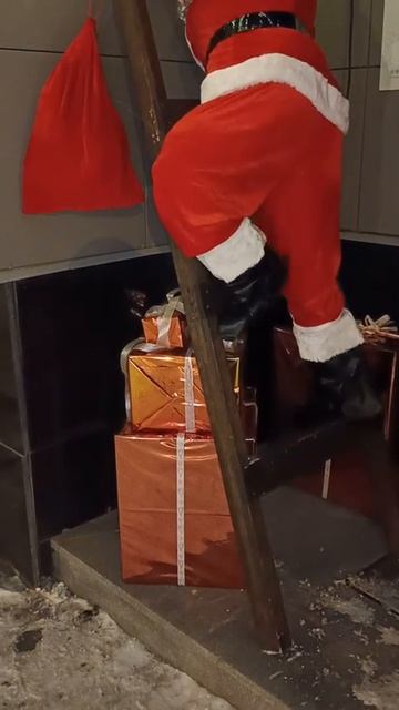 Новый год 2025 Екатеринбург. Украшения и ёлки в Академическом районе. Часть 4 Санта с подарками.