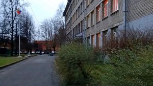 В этой школе я учился