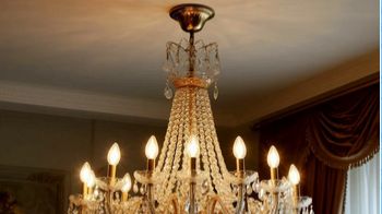 Удалить крюк и повесить люстру на планку.