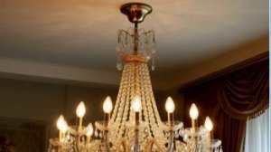 Удалить крюк и повесить люстру на планку.