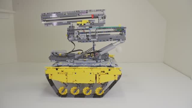 Танк Lego стреляет шариками для пинг-понга смотреть онлайн