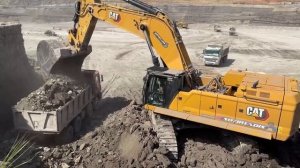 Экскаватор Cat 395 Загружает вскрышные породы на 4-осные грузовики Mercedes и MAN -
