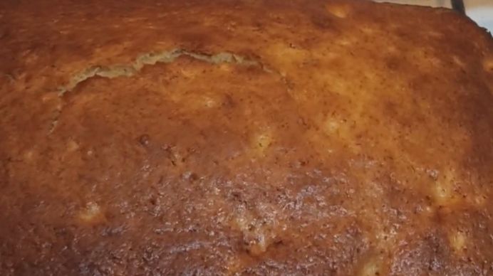 Домашний яблочный пирог с клубникой на кефире: рецепт с «Зелёной дачи» в Карелии