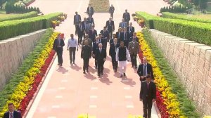 Владимир Путин возложил венок к мемориалу Махатмы Ганди.