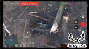 Неудачная попытка украинского военнослужащего прогнать российский оптоволоконный FPV-дрон от входа в