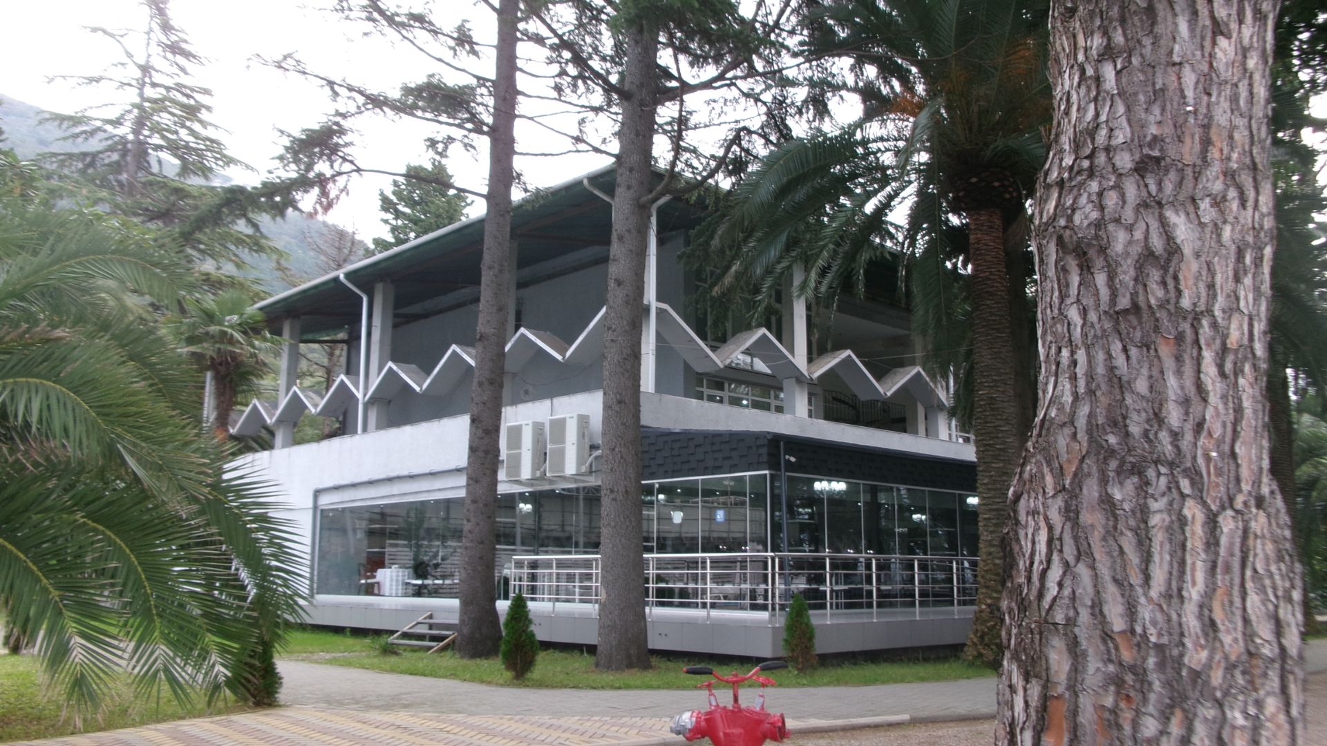 Прогулка по Абхазии. Территория отеля. Жоэквара.  Кухня в Пансионате, где и как нас кормили...