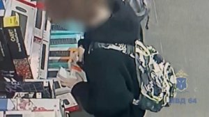 В Саратове подростки в магазине вынимали технику из коробок и забирали себе