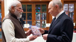 Моди подарил Путину древнеиндийскую книгу "Бхагавадгита" на русском языке