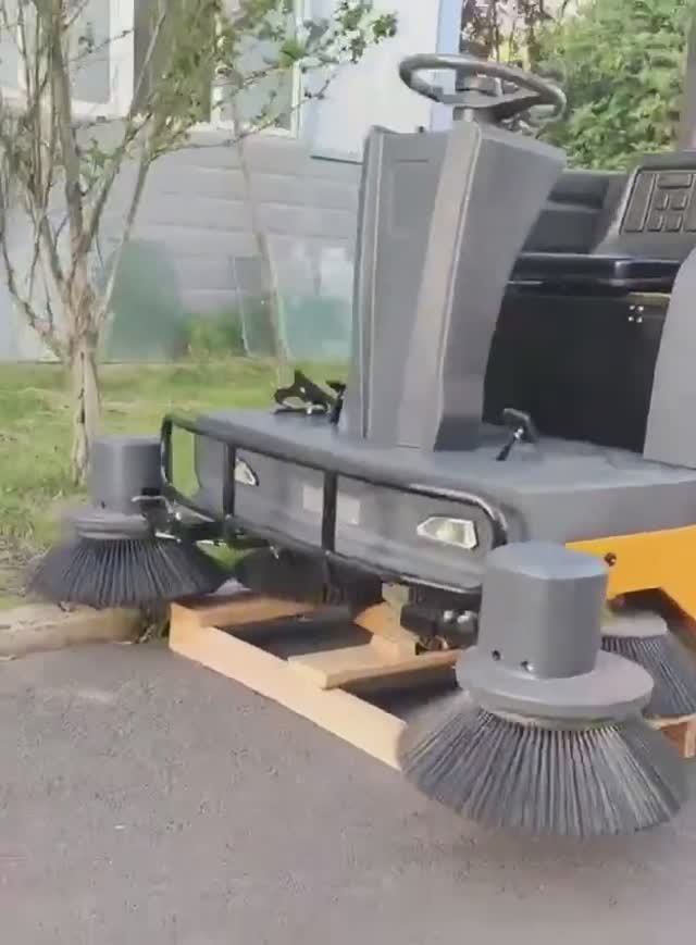 Подметальная машина ASTOR Z4 Orion с местом для оператора и крышей