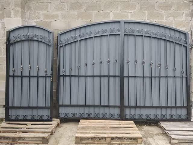 Ворота ковка + профнастил графит мат. калитка рядом M140PR.mp4