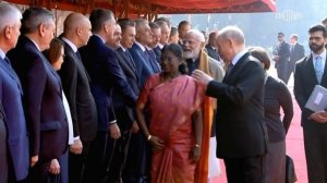 Что бы это значило? Почему после каждого рукопожатия Драупади Мурму прищипывает себя в паховой зоне?