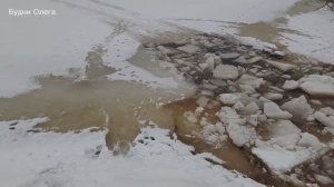 Опасный переход через речку. Лёд разбили в хлам. 05.12.25