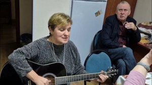 Посиделки с любимыми песнями🥳.В кадре дядя Володя солирует.😂