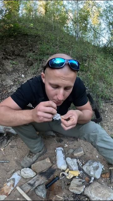 Добываем огонь фонарём. #bushcraft #бушкрафт #лайфхак #armytek #туризм #огонь #лес #поход
