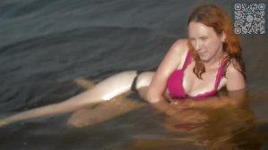 Молодая девушка на песке пляжа