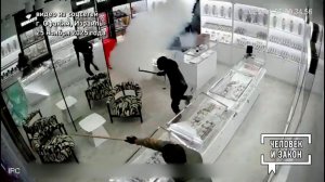 Видео недели: дерзкое ограбление; неадекватный курьер. Человек и закон. Фрагмент выпуска от 05.12...