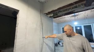 Дом рушится. Муж ломает стены. Что вообще происходит?