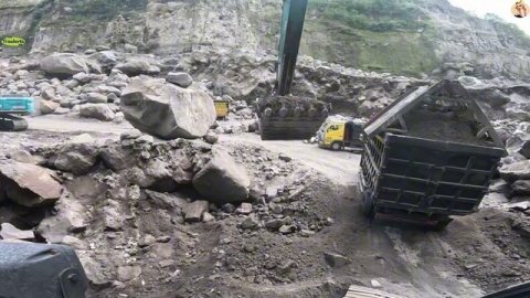 Строительство, экскаватор копает песок