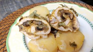 Куриные рулеты с ароматной начинкой с запечённым картофелем. Приготовлено в духовке.