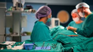 Достали из груди сердце: врачи провели уникальную операцию пациентке с опухолью