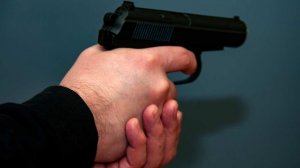 Мужчина часами смотрел порно с изменами, а потом застрелил жену из ружья