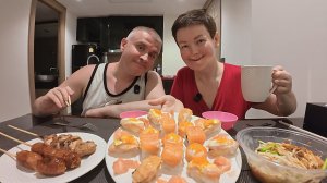 Мукбанг ДОРВАЛИСЬ, ОБЪЕДАЕМСЯ вкусными и ОГРОМНЫМИ роллами и суши! Вот так надо ЖИТЬ и отдыхать Ужин