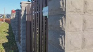 Забор из металлического штакетника на бетоном основании, столбы из блоков и воротами. Монтаж забора.