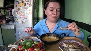 Рамен с сыром, куриные лапки, салат овощной с виноградным маслом #еда#вкусно#мукбанг