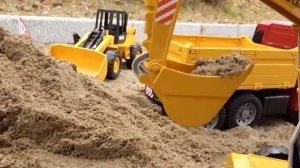 Невероятные трюки машинки бросают вызов законам физики!