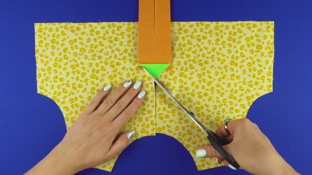 В ЦУМе, на распродаже я увидела такую обработку горловины планкой. Спешу поделиться с вами